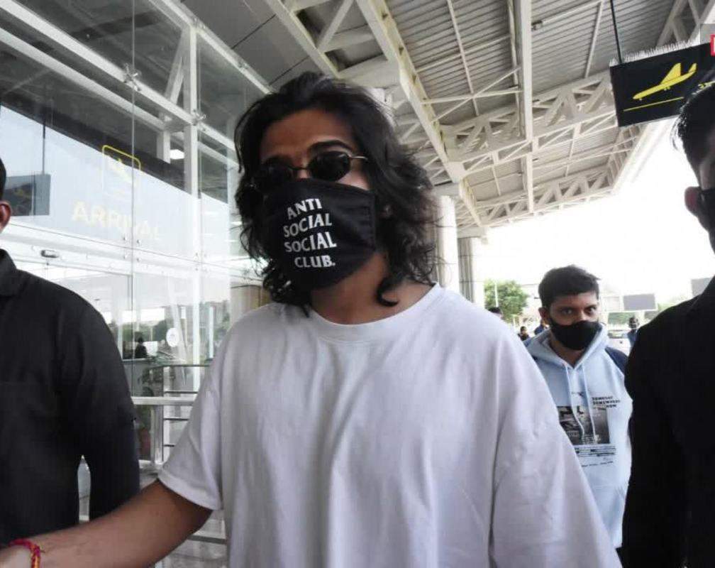 
Harshvardhan Kapoor wears quirky face mask as he arrives in Jaipur
