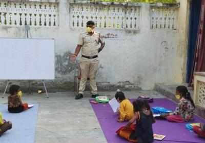 Delhi Police constable imparting education to slum kids