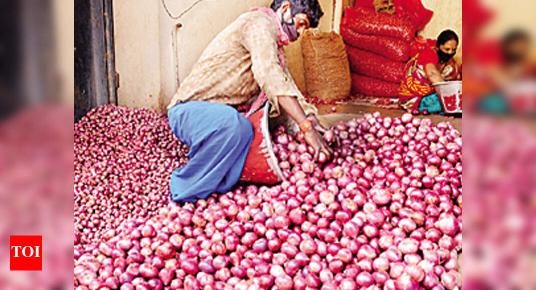 Onion sells at Rs 7,100 per quintal in Maharashtra's Lasalgaon Nashik
