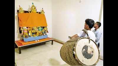 Kolkata: Pandals out of bounds, families decide to bring Maa Durga home