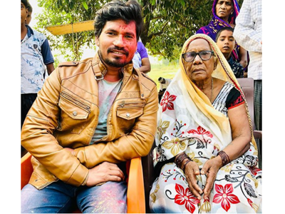 'Ghunghat Mein Ghotala 2': Pravesh Lal Yadav takes his mother on the set of the film