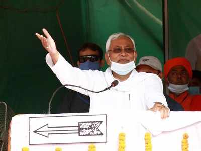 Bihar polls: Nitish Kumar loses cool at election rally as crowd shouts pro-Lalu slogans