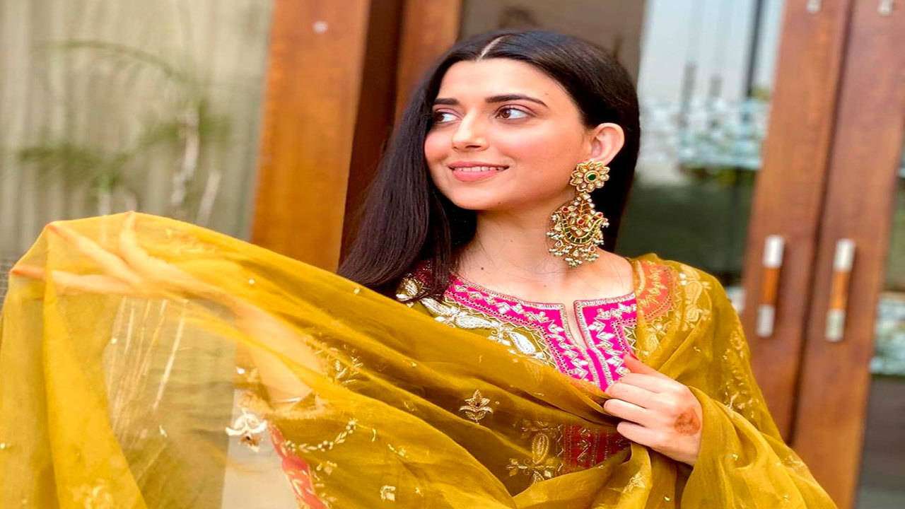 Sargun Mehta looks gorgeous in Yellow lehenga | NewsTrack English 1