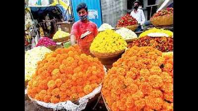 Constant rainfall hits marigold supply at APMC in Pune ahead of Dasara