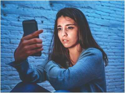 The Horrors of Doomscrolling & its Impact on Mental Health