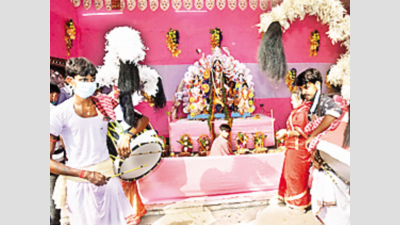 Devotees throng temples in Patna, miss pandal hopping on Mahasaptami