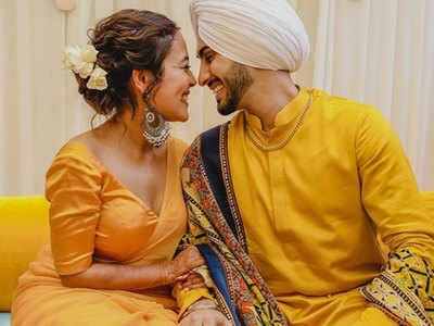 Rohanpreet Singh Flaunts Wifey, Neha Kakkar's Name In His 'Mehendi', Neha  Looks Highly Impressed