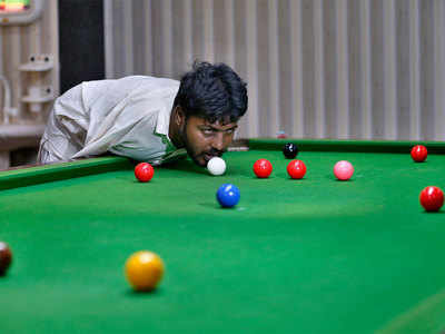 No arms, no issue for Pakistan snooker player Mohammad Ikram