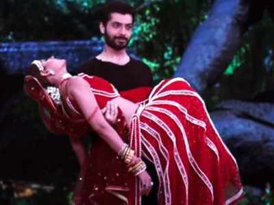 Naagin 5 update October 25 Veer is back kills Shakura and saves