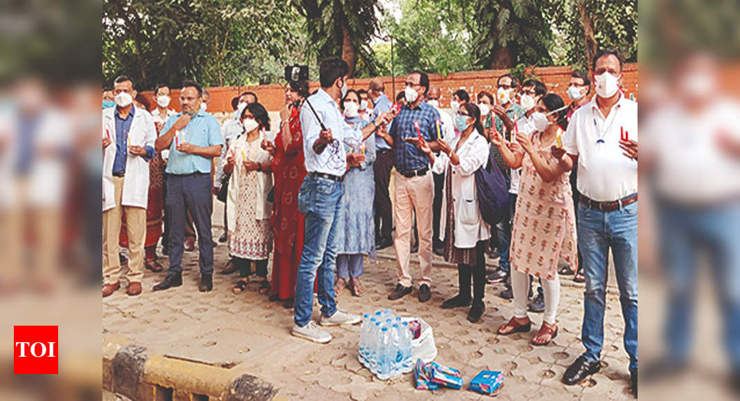 Doctors hold candlelight vigil in Delhi | Delhi News - Times of India