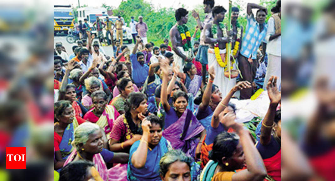  Trichy  Dispute over cremating body people  stage protest 