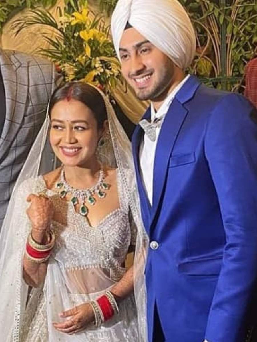 Rohanpreet Singh Plants Kiss on His Bride-to-be Neha Kakkar's Cheek at  Their Mehndi Ceremony - News18