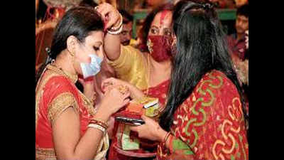 West Bengal: Anjali, sindur khela fervour in Covid season worries experts