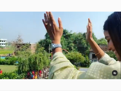 Video: Akshara Singh greets the ocean of fans outside her house