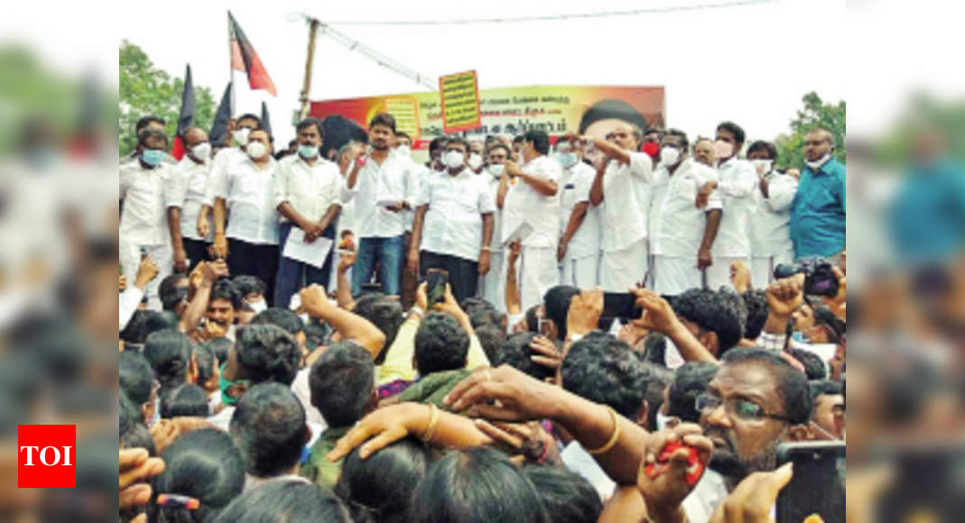 DMK councillor stages protest demanding street lights, Coimbatore News