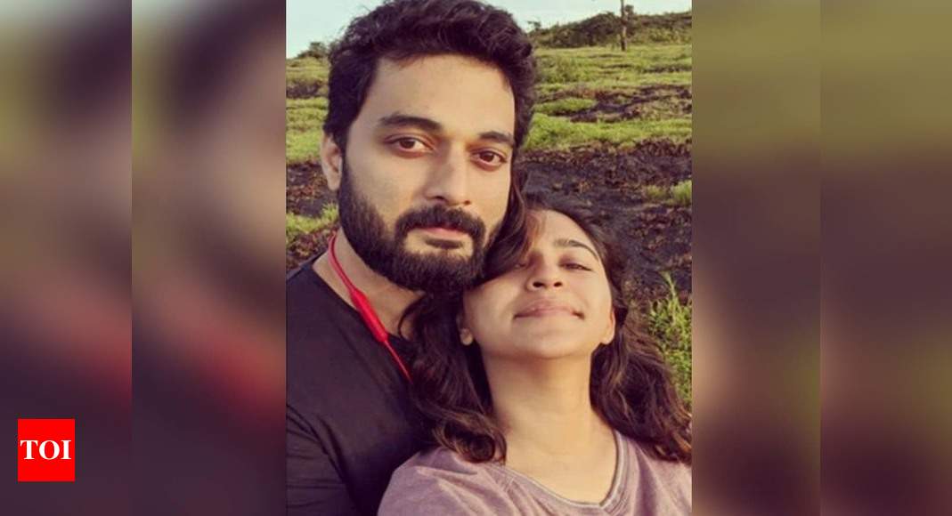 Couple goals! Mrunmayee Deshpande's latest selfie with hubby Swapnil ...