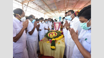 Tamil Nadu: Agriculture minister R Doraikkannu’s body laid to rest at his native in Thanjavur