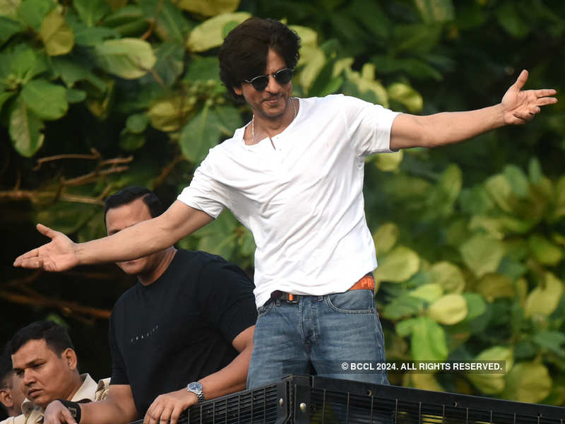 THESE Throwback Pictures Of Shah Rukh Khan Greeting Fans On His ...