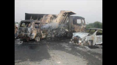 Andhra Pradesh: Five Tamil Nadu based red sanders smugglers charred to death in road accident near Kadapa