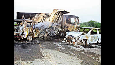 AP: Five red sanders smugglers burnt alive in road mishap