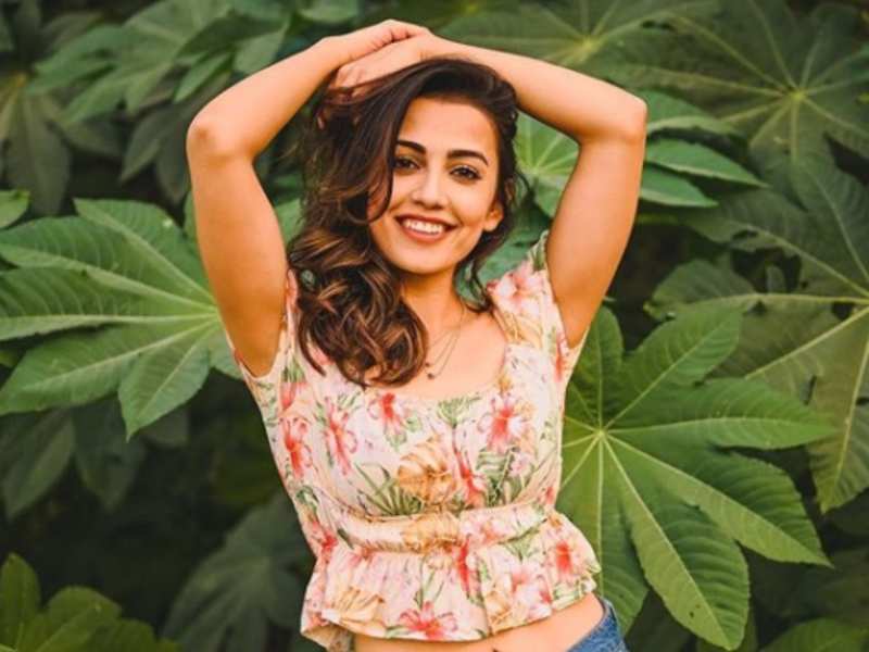 Watch: Esha Kansara says not to be shy about imperfection | Gujarati ...