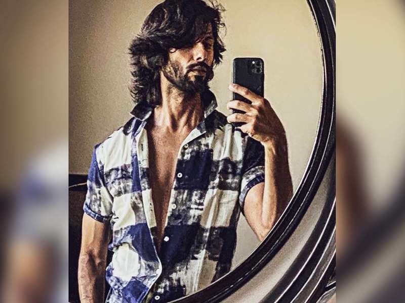 Shahid Kapoor flaunts his muscles in a super cool mirror selfie; brother Ishaan Khatter comments