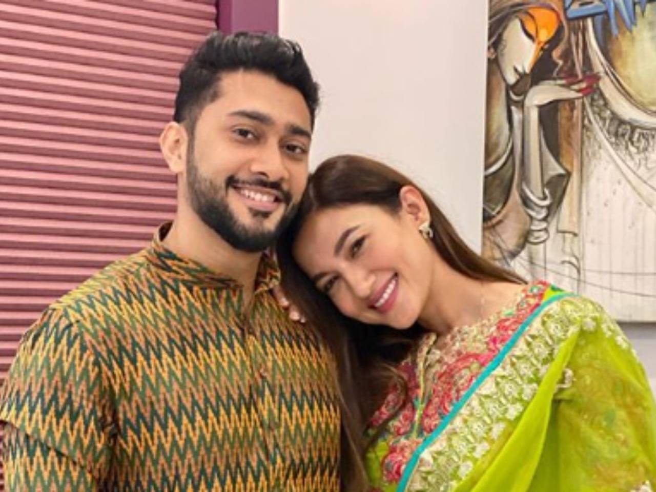 Bigg Boss 7 winner Gauahar Khan and fiance Zaid Darbars wish everyone on Diwali; latters father Ismail Darbar blesses the couple picture