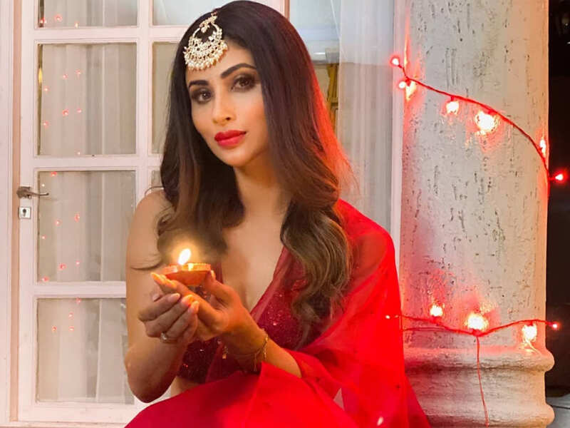 Viral: This is the picture of the red hot lehenga that Mouni Roy deleted, Internet is asking why?