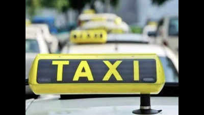 Mumbai: Kaali-peelis taxis go on flash strike at T2