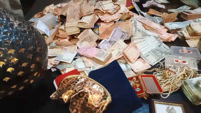 Meerut: Family finds two bags full of currency notes, jewellery on the roof of their house