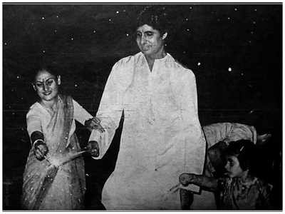 Throwback: Amitabh Bachchan shares an unseen photo with Jaya and daughter Shweta Bachchan on Diwali