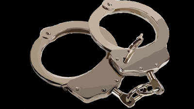 Man impersonating cops arrested in Manjalpur