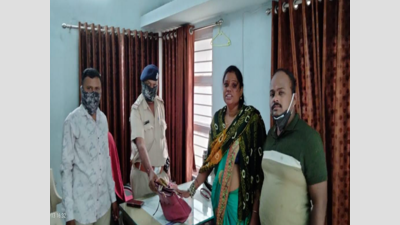 Ahmedabad: PSI and his staff return lost purse containing cash and jewellery to its owner