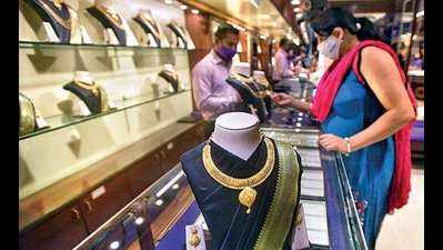 Pune: Light jewellery, gold, silver sell on Dhanteras