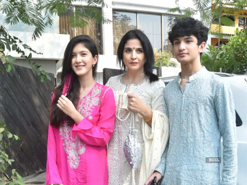 Shanaya Kapoor And Jahaan Kapoor With Mommy Maheep Kapoor Make A Stylish Appearance In The City Hindi Movie News Times Of India shanaya kapoor and jahaan kapoor with