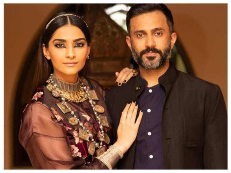 Sonam Kapoor wishes fans on Diwali with a stunning picture of her with ...