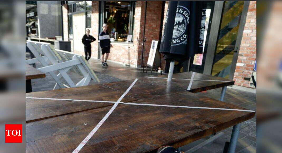 New Zealand orders masks on domestic flights, Auckland public transport