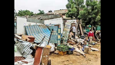 Gurugram: DTCP razes 15 illegal shops, seals 2 buildings in DLF areas, Suncity