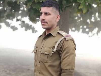 UP cop dies as car turns turtle on Yamuna expressway; 3 passengers of bus  from Noida injured as truck hits their vehicle | Agra News - Times of India