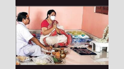Kolkata: Quiet prayer meeting for Soumitra; son to perform last rites on November 24