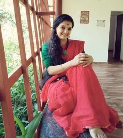 Saranya Mohan wows the internet with her singing of Oru Deivam Thantha Poove...