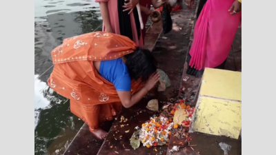 Patna: Many throng ghats as Chhath festivities begin