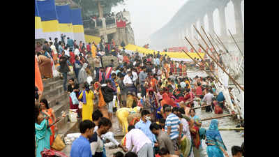 Chhath: Thousands throng ghats, cook kharna ‘prasad’