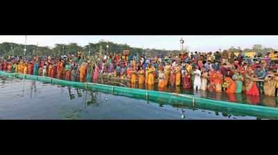 Chhath devotees liven up ghats