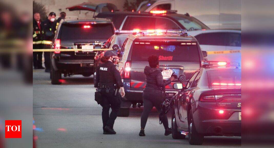 Eight hurt in shooting at US mall, gunman still at large - Times of India