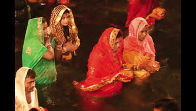 Ludhiana: Devotees don’t care two hoots about Covid norms at Chhath Puja