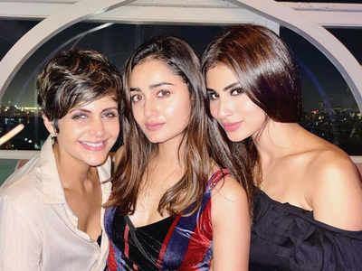 Dahleez fame Tridha Choudhary parties with Mouni Roy and Mandira Bedi