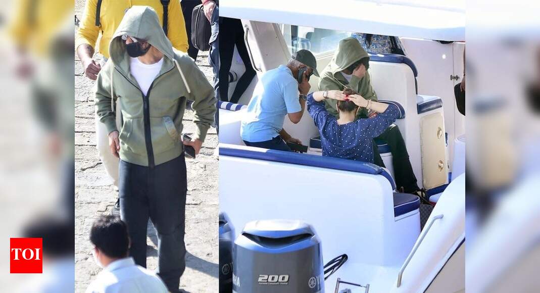 Photos: Shah Rukh Khan gets snapped at Gateway of India, sports a hoodie and mask - Times of India