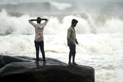 ‘Very severe cyclonic storm’ to hit TN, Pondi & Andhra today