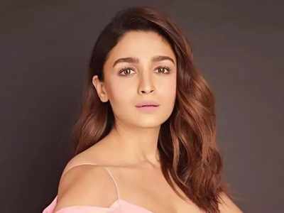 Alia Bhatt X In Xx - Alia Bhatt shares another adorable video with kids; wins over the audience  with Charles Darwin's inspirational quote on survival and change | Hindi  Movie News - Times of India